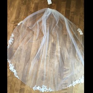 BRAND NEW WEDDING VEIL (NEVER WORN)